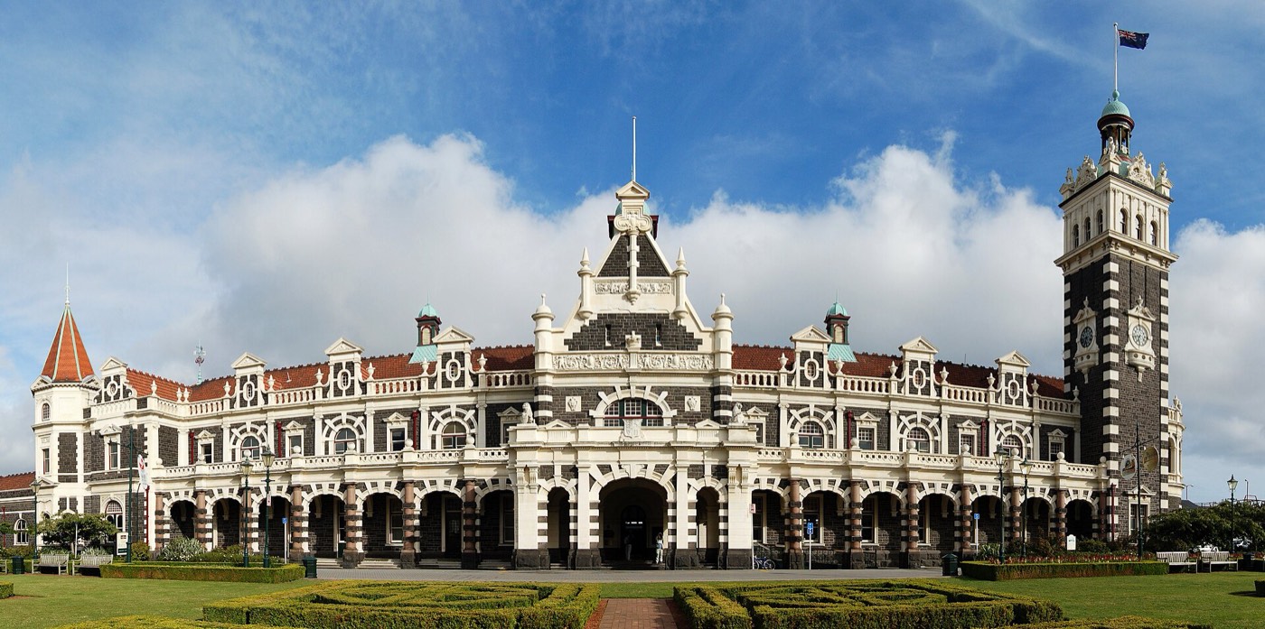 但尼丁火車站的愛德華式建築正面，深色石材配白色飾邊