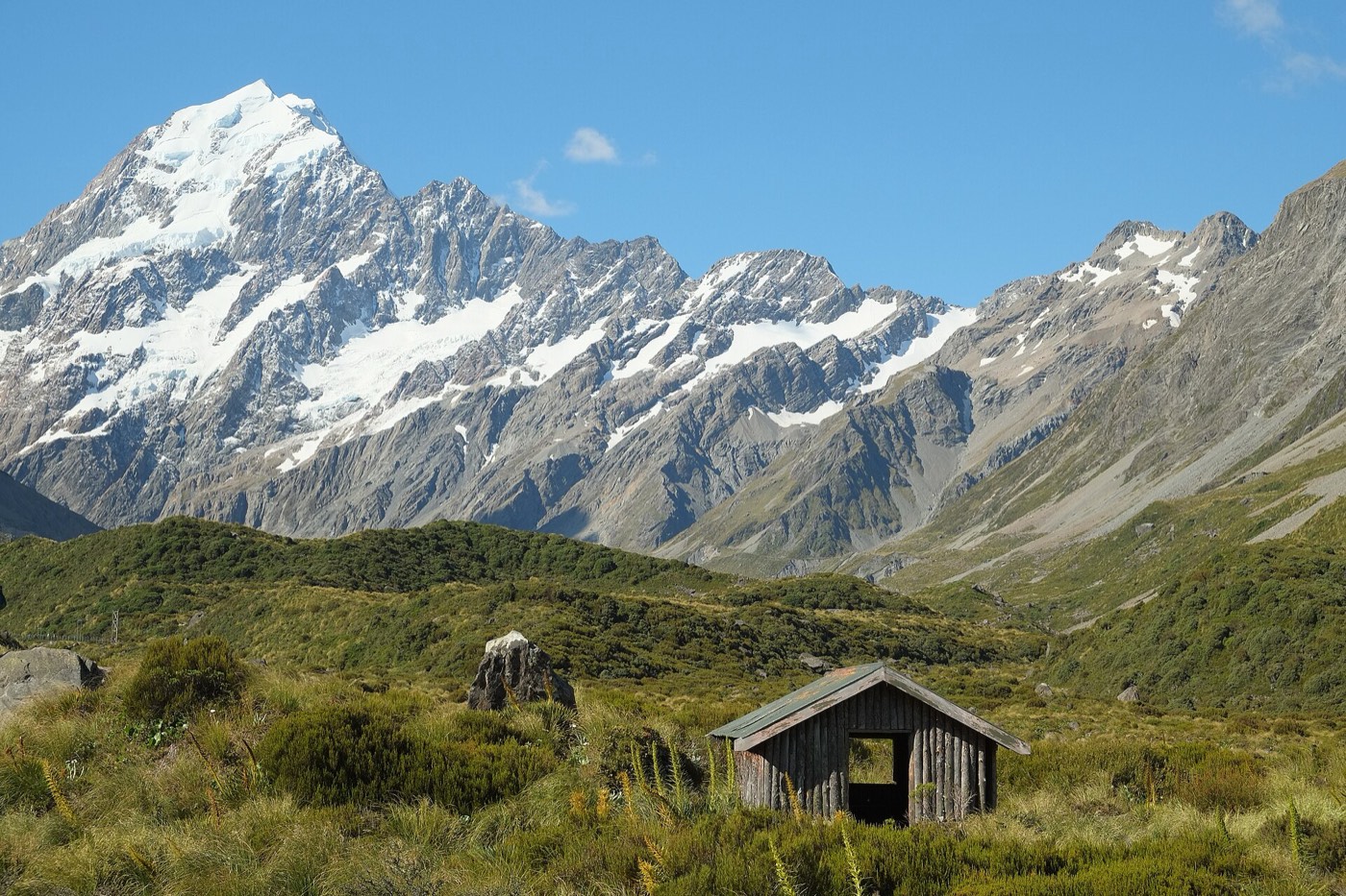胡克谷步道上的避難小屋，背後是庫克山脈